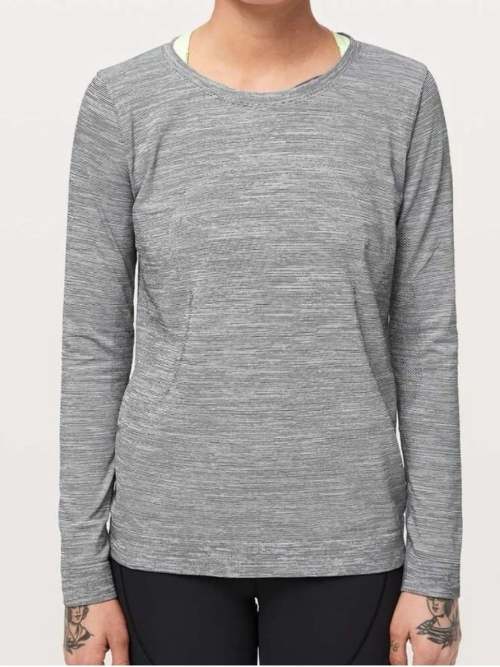 Lululemon Swiftly Tech Long Sleeve Size 4 Breeze Relaxed Fit Black & White